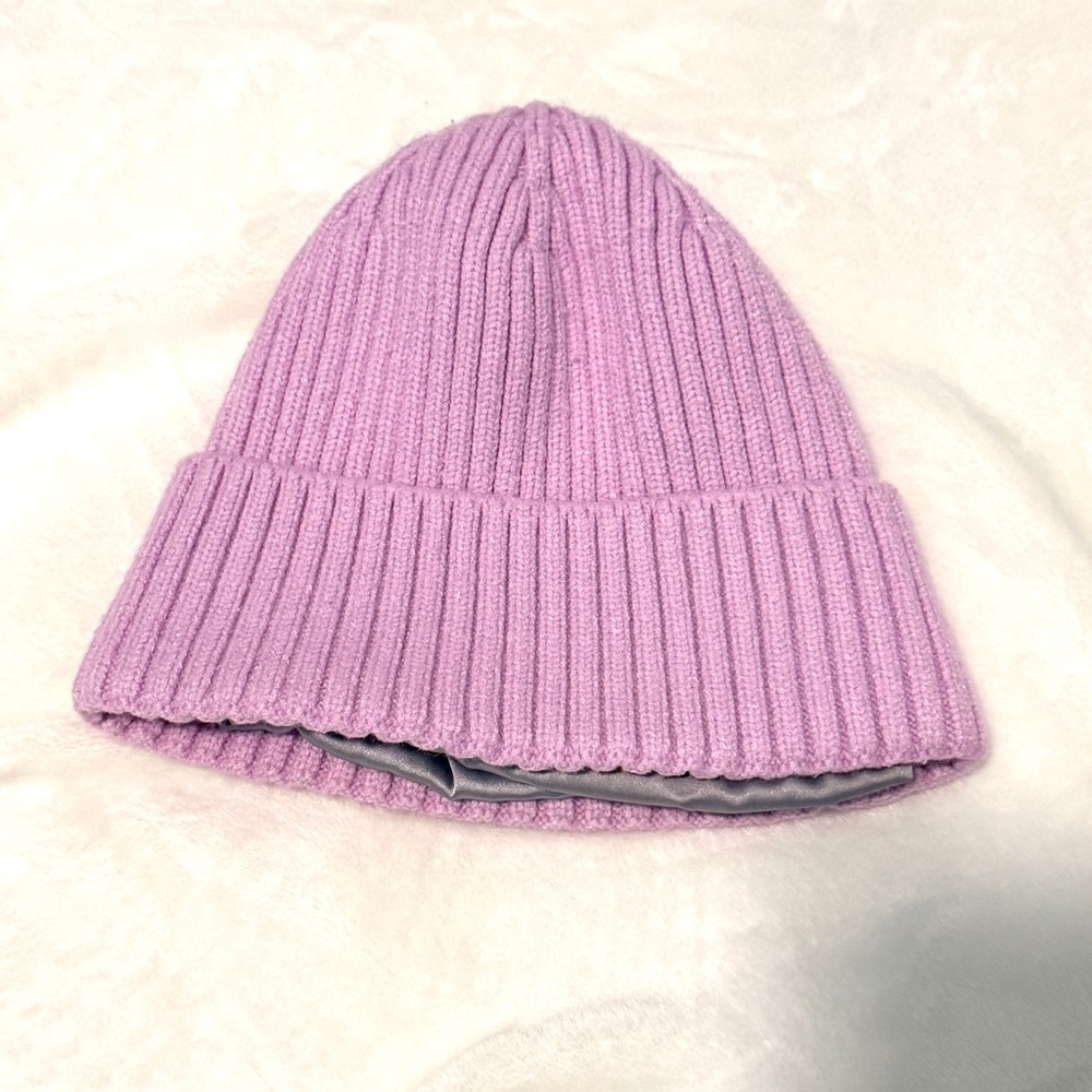 Women’s lavender satin lined beanie like new keeps hair neat